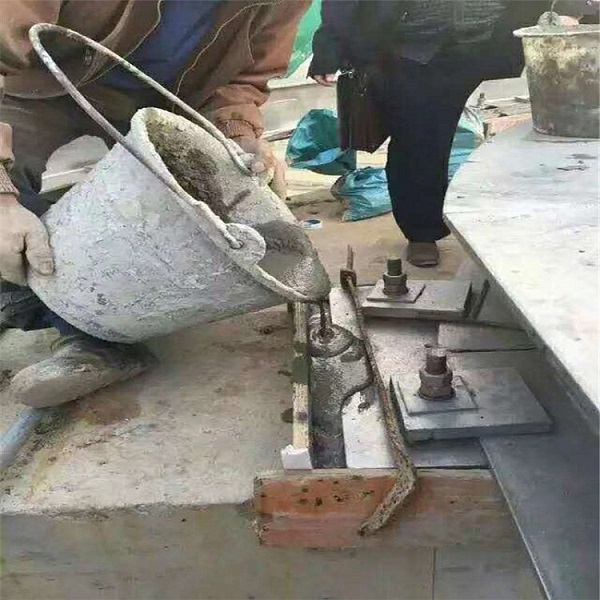 高强无收缩灌浆料建补混凝土结构的做法