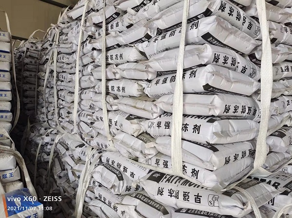 瓷砖背胶到底是粘手的好，还是不粘手的好？