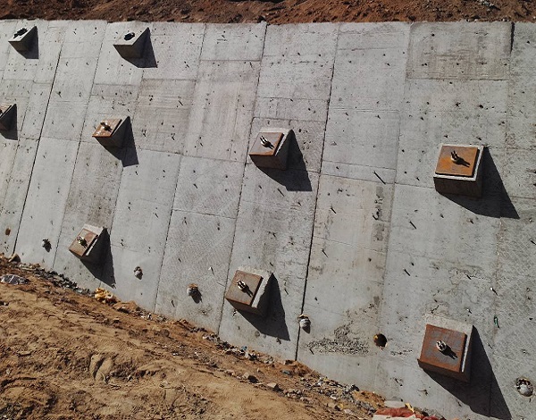 灌浆料路面在夏季施工出现断板景象的原因和预防措施